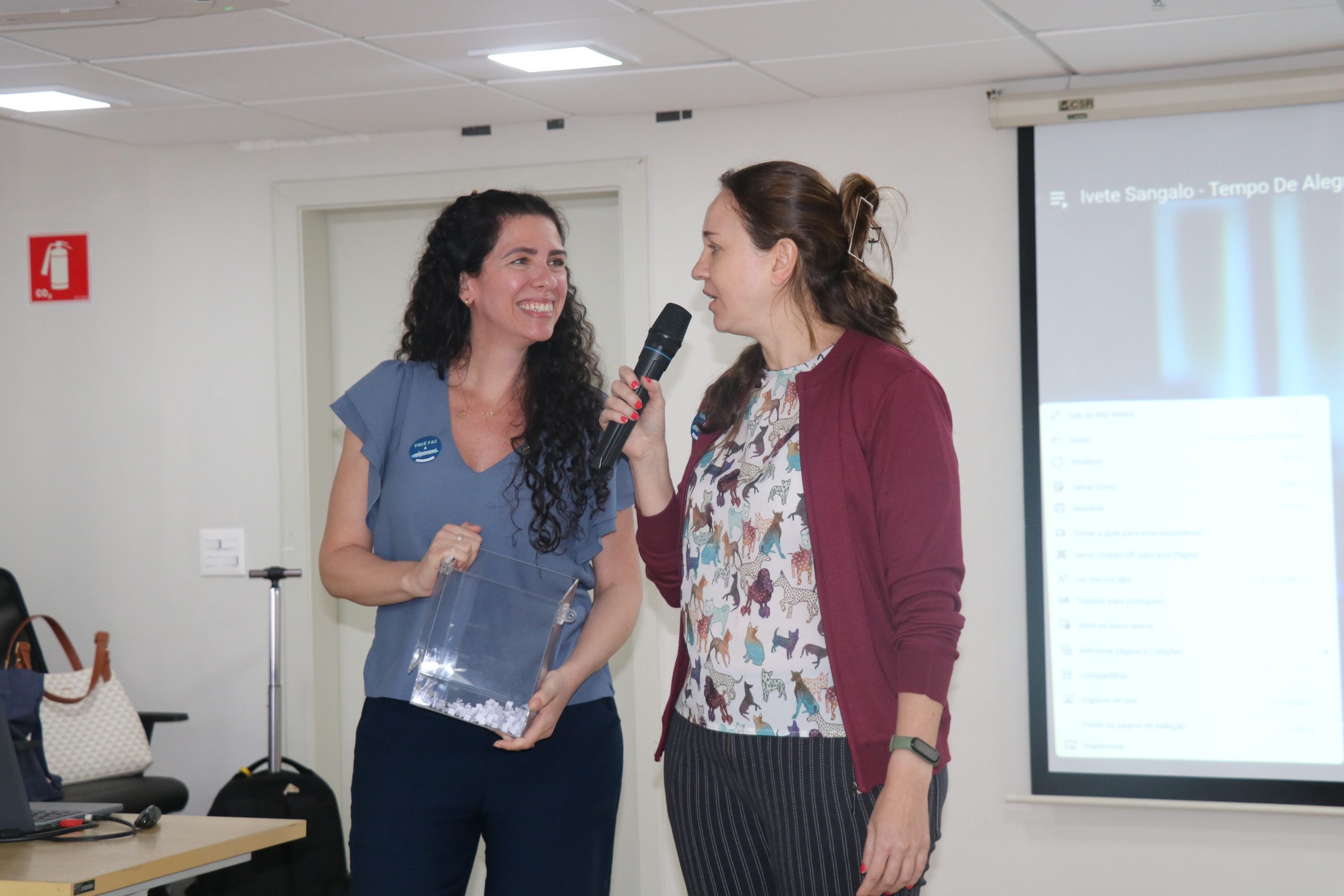 A vice-presidente Carolina Saraiva Filippos de Toledo e a presidente Daniela Chiebao, durante sorteio de brindes aos colaboradores.