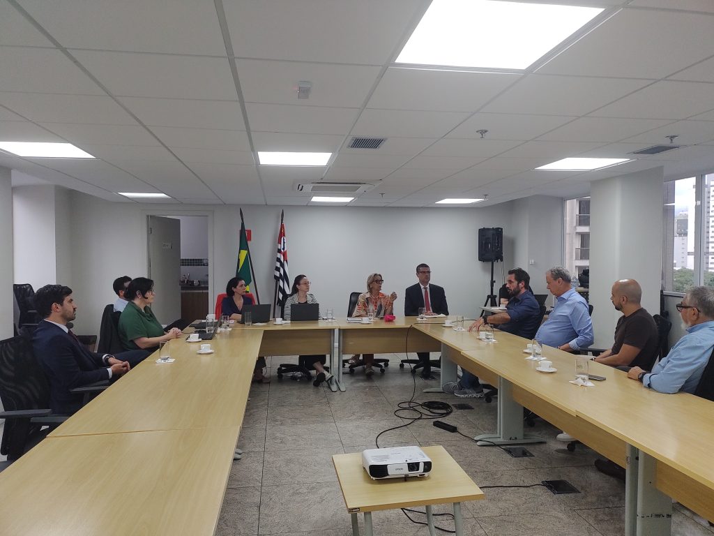 A presidente do CFMV e a diretoria do CRMV-SP sentados em reunião com representantes de planos de saúde pet.