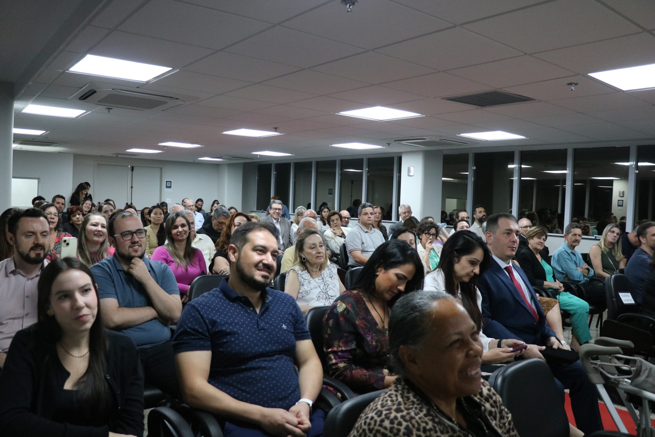 Visão frontal do auditório lotado durante a cerimônia de premiação, na sede do CRMV-SP