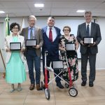 Os premiados de 2024 nas cinco categorias, duas mulheres e três homens, posam lado a lado.