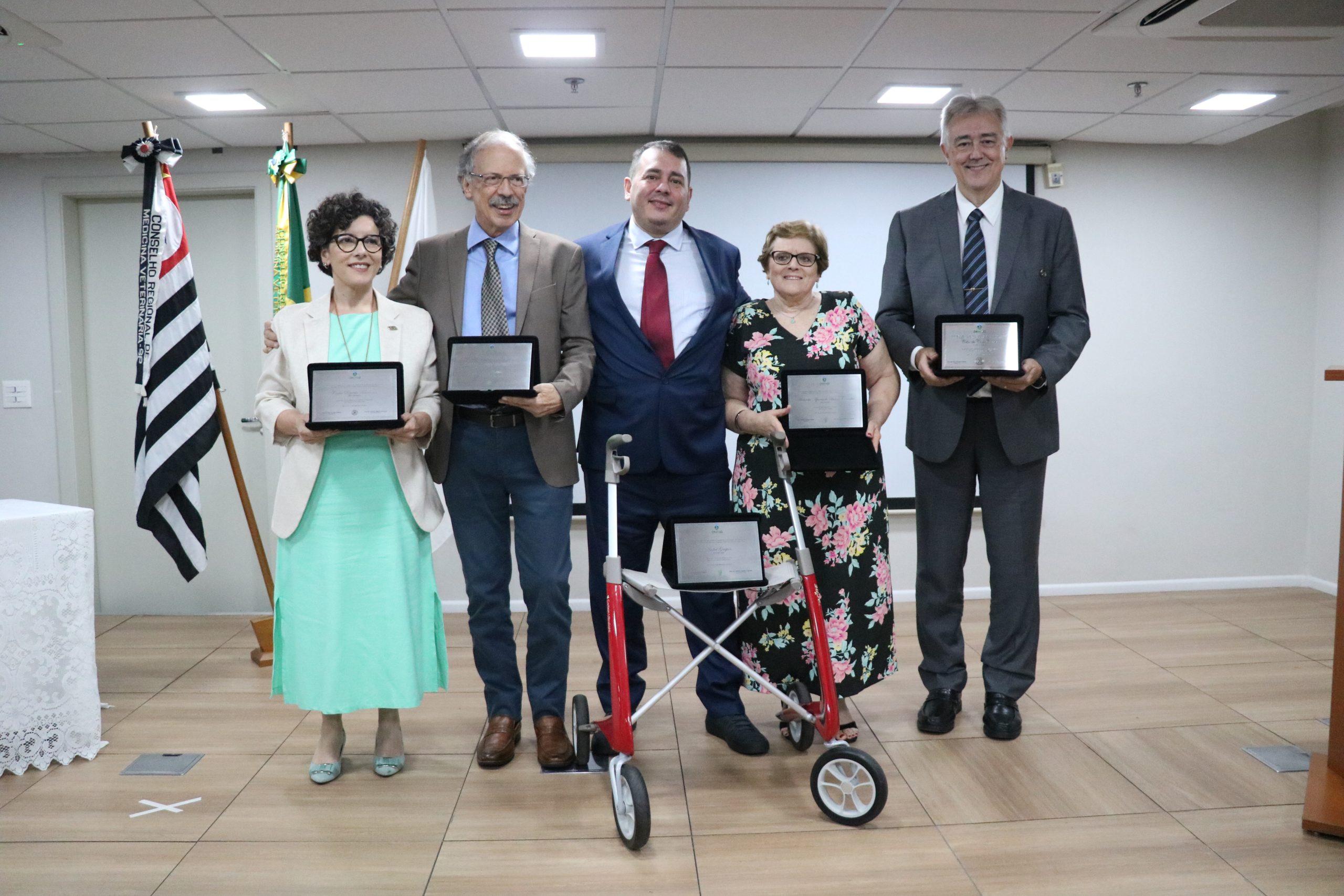 Os premiados de 2024 nas cinco categorias, duas mulheres e três homens, posam lado a lado.