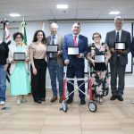 Membros da Diretoria do CRMV-SP posam ao lado dos cinco premiados ao final da cerimônia.