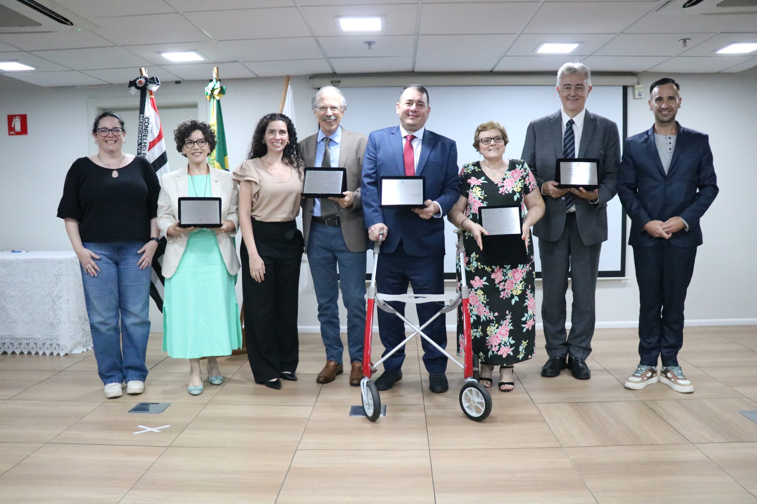 Membros da Diretoria do CRMV-SP posam ao lado dos cinco premiados ao final da cerimônia.