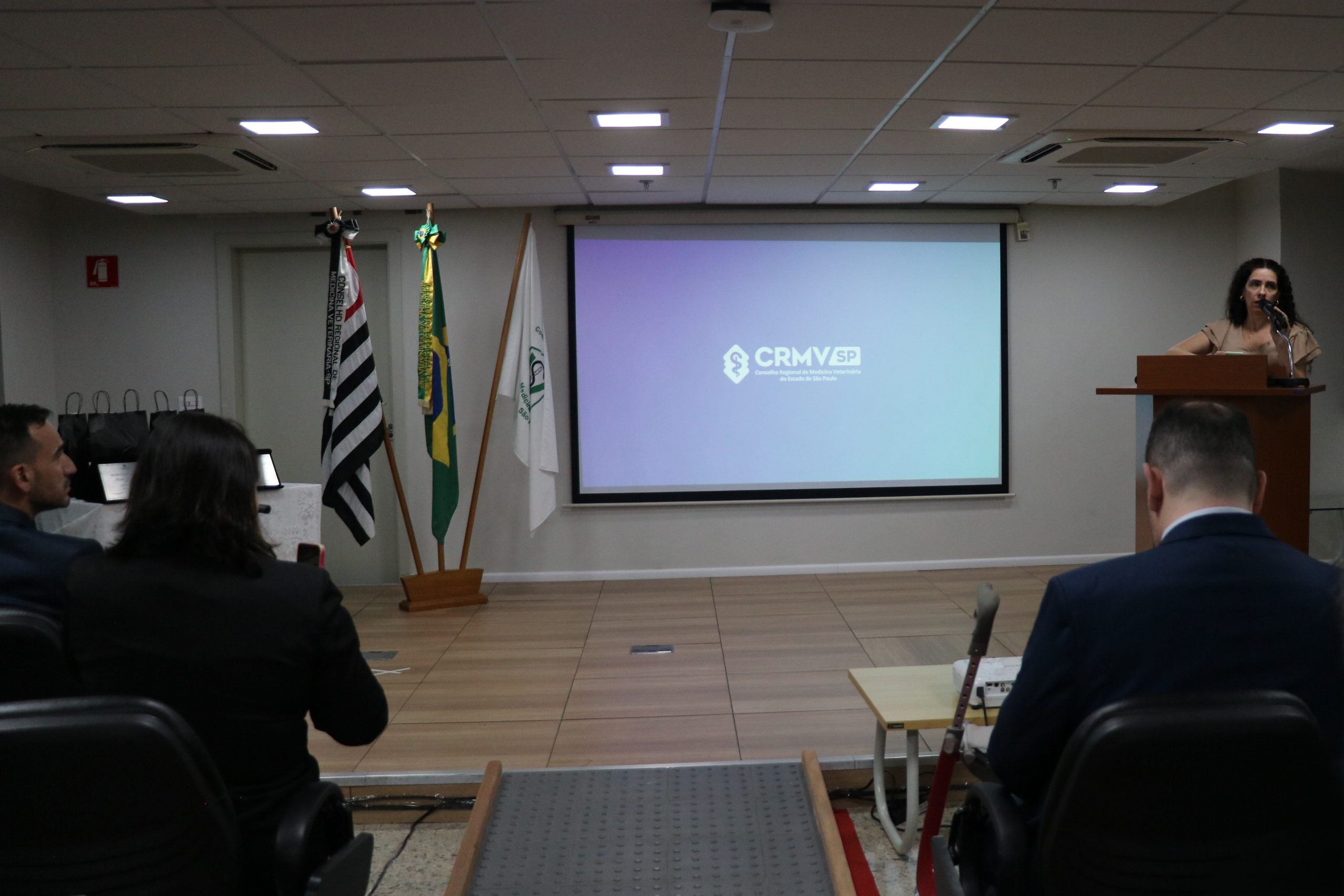 No púlpito, a vice-presidente do CRMV-SP dá as boas-vindas aos presentes na cerimônia de premiação.