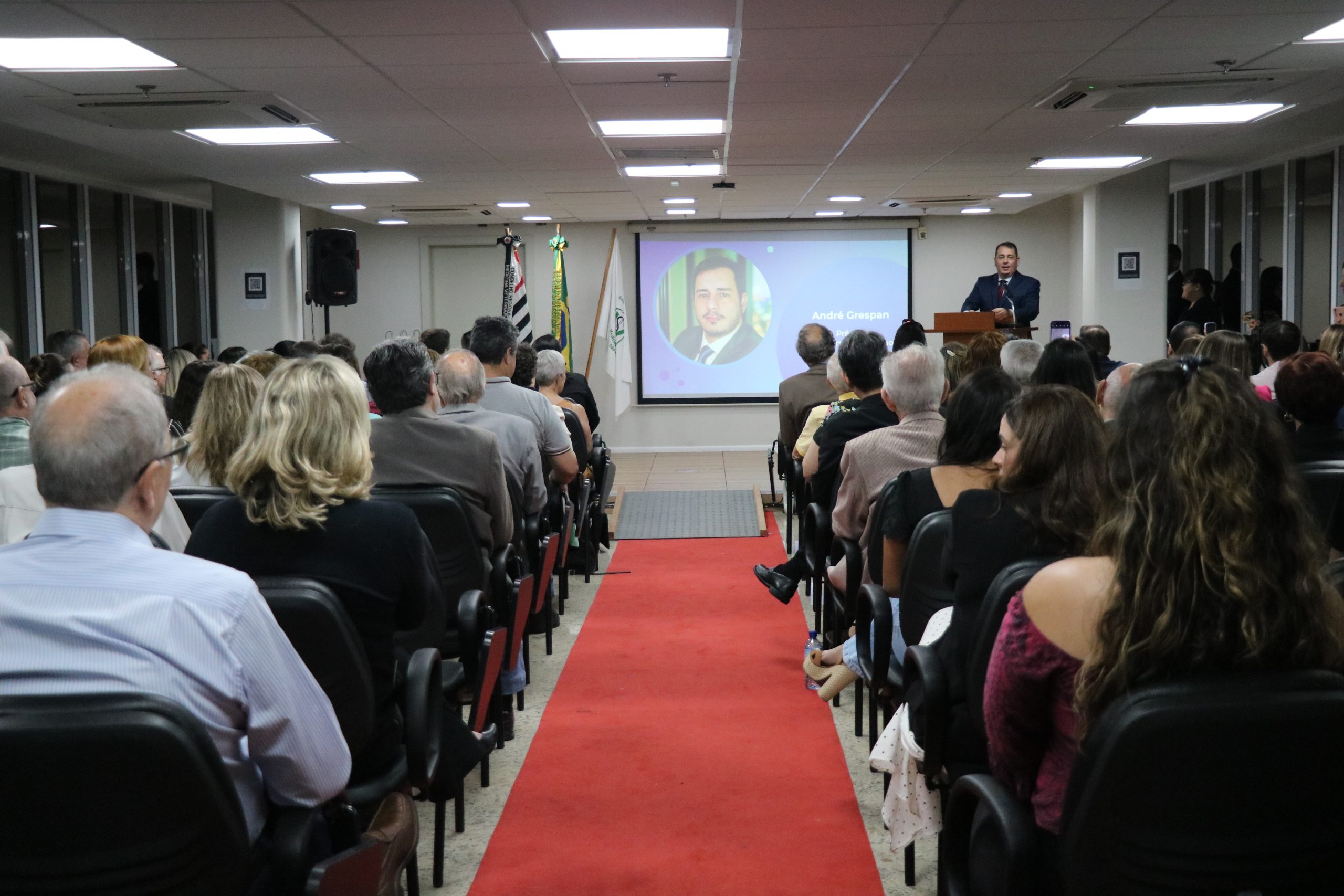 O premiado na categoria Clínica Médica Veterinária, no púlpito, agradece a premiação e discursa para o auditório lotado.