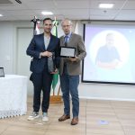 Tesoureiro do CRMV-SP entrega placa para o premiado na categoria Inspeção e Tecnologia de Alimentos.