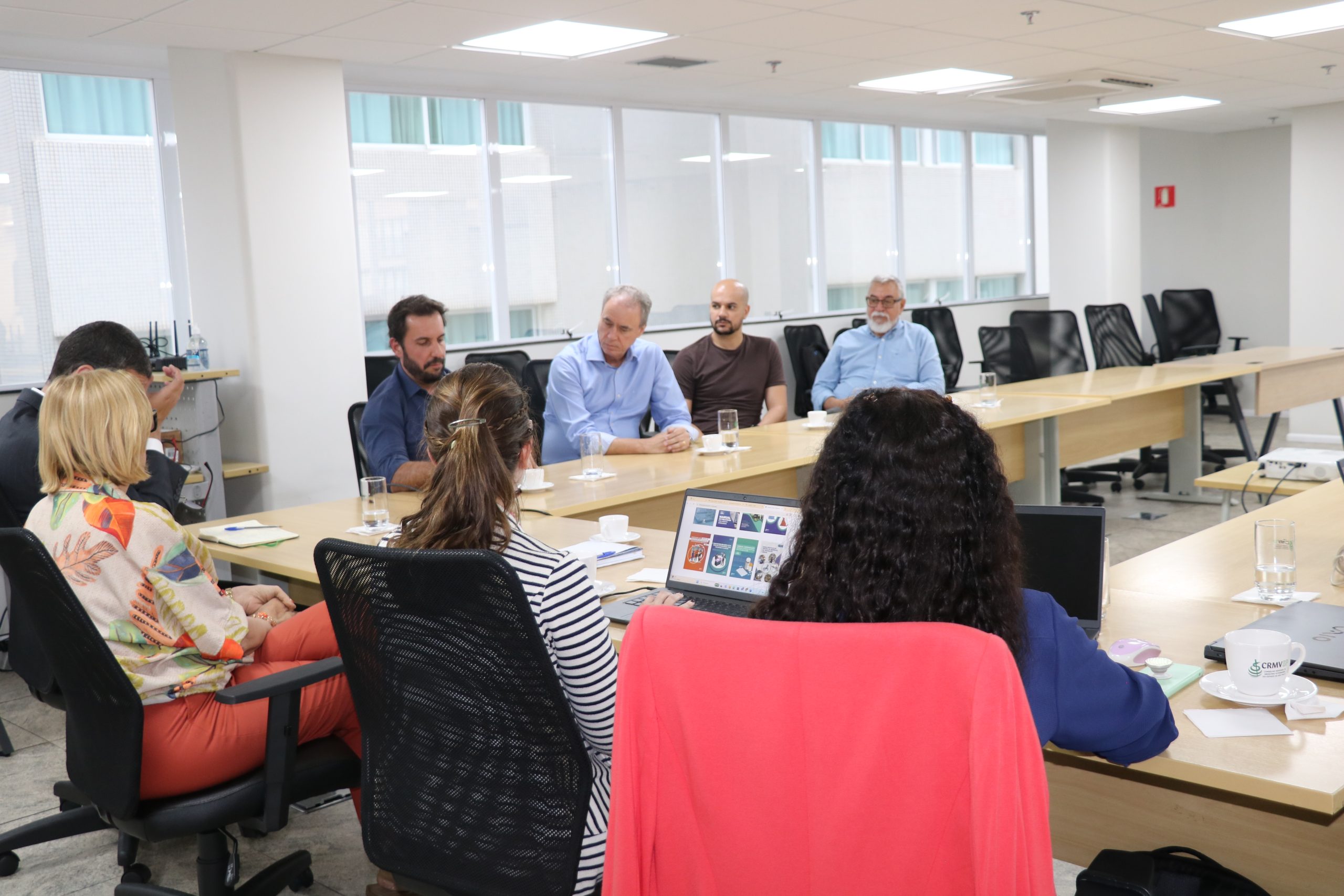 A diretoria do Conselho Regional de Medicina Veterinária do Estado de São Paulo (CRMV-SP) recebeu a Associação Brasileira de Planos de Saúde Pet (ABSP) em sua sede para discutir a regulamentação dos Planos de Saúde Pet, atendendo a demanda da sociedade por acesso aos cuidados médico-veteriários.