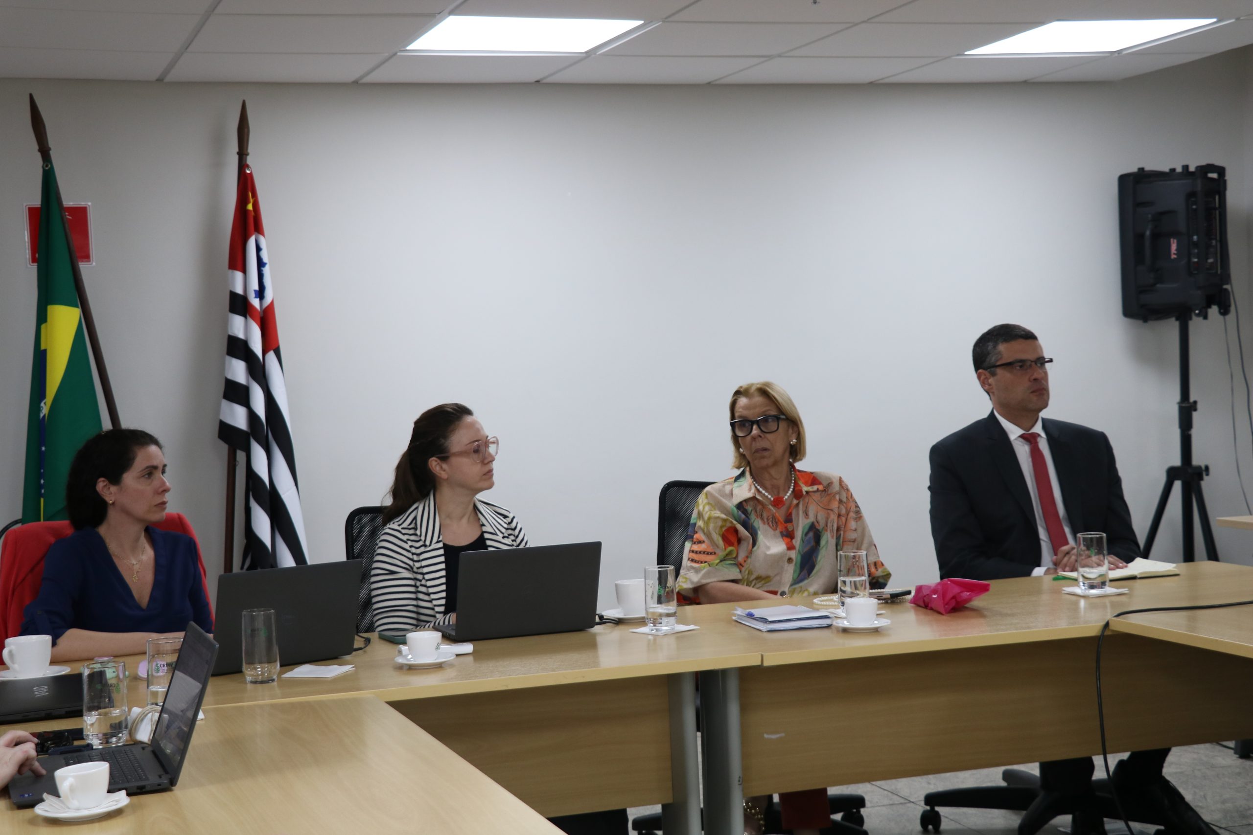 A vice presidente Carolina Saraiva Filippos de Toledo e a presidente do CRMV-SP Daniela Pontes Chiebao e a presidente do CFMV, Ana Elisa Fernandes de Souza Almeida e o diretor técnico, Leonardo Burlini Soares.