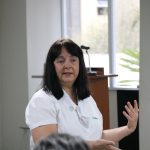 colaboradora do CRMV-SP falando na reunião de estratégias para o setor de atendimento em 2025.