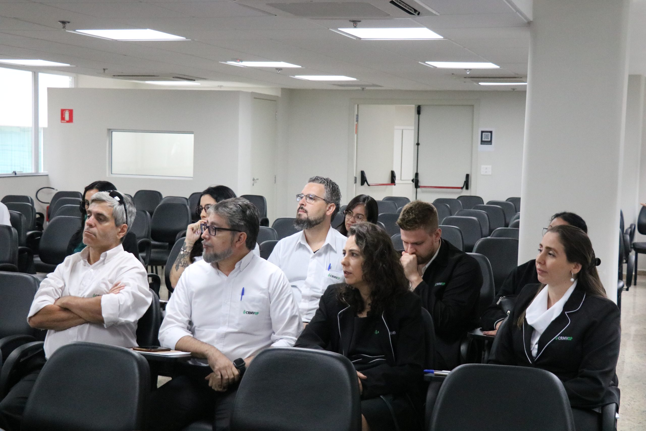 Colaboradores do Atendimento do CRMV-SP em reunião.