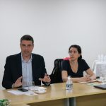 O diretor técnico médico-veterinário, Leonardo Burlini, a vice-presidente Carolina Saraiva Filippos de Toledo, durante a reunião com os fiscais.