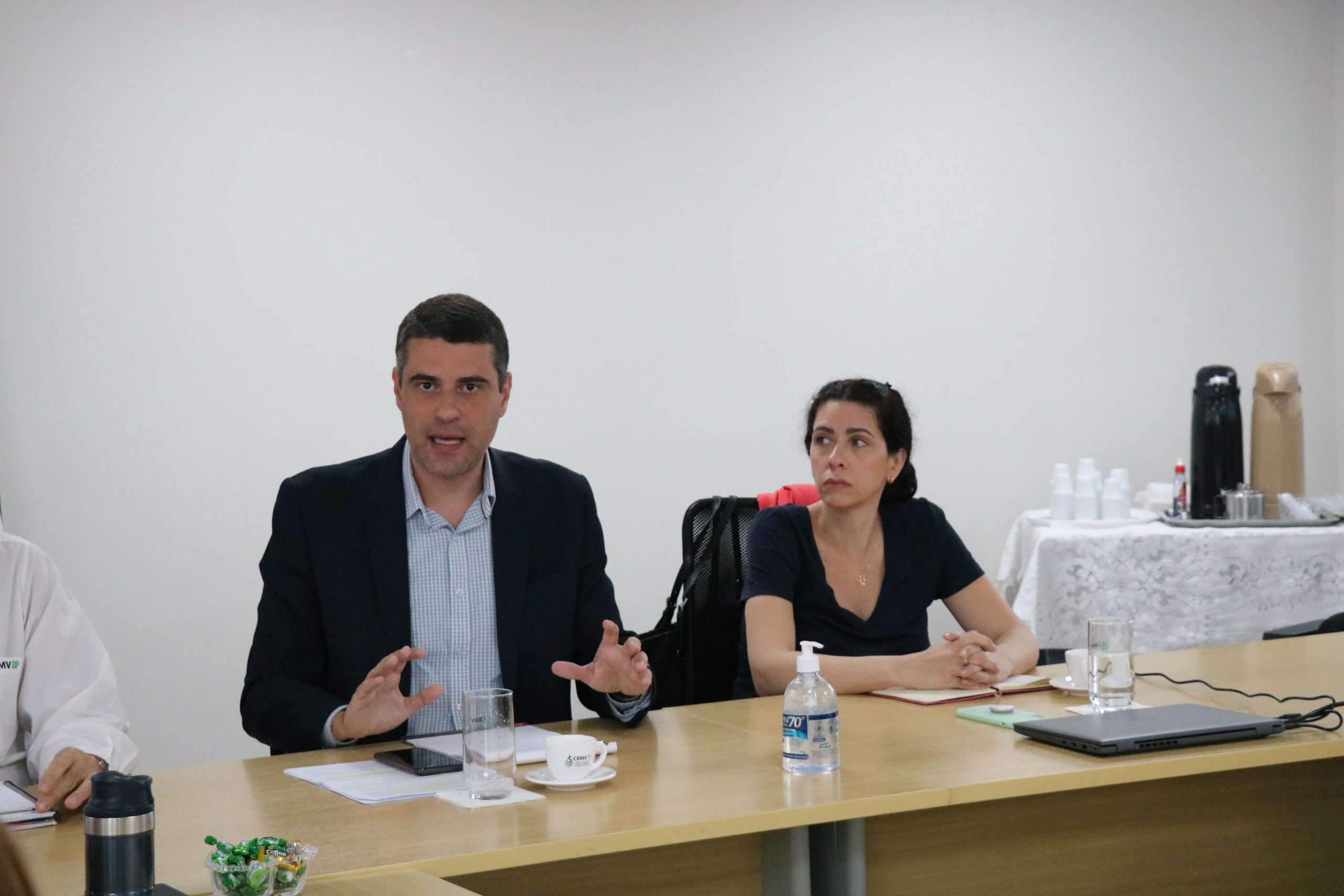 O diretor técnico médico-veterinário, Leonardo Burlini, a vice-presidente Carolina Saraiva Filippos de Toledo, durante a reunião com os fiscais.