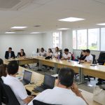 pessoas sentadas reunidas em volta de uma mesa discutindo plano anual de fiscalização 2025.