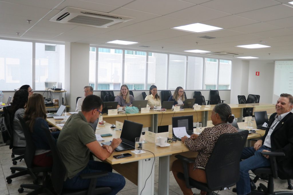 Pessoas sentadas durante a 571ª sessão plenária do CRMV-SP.