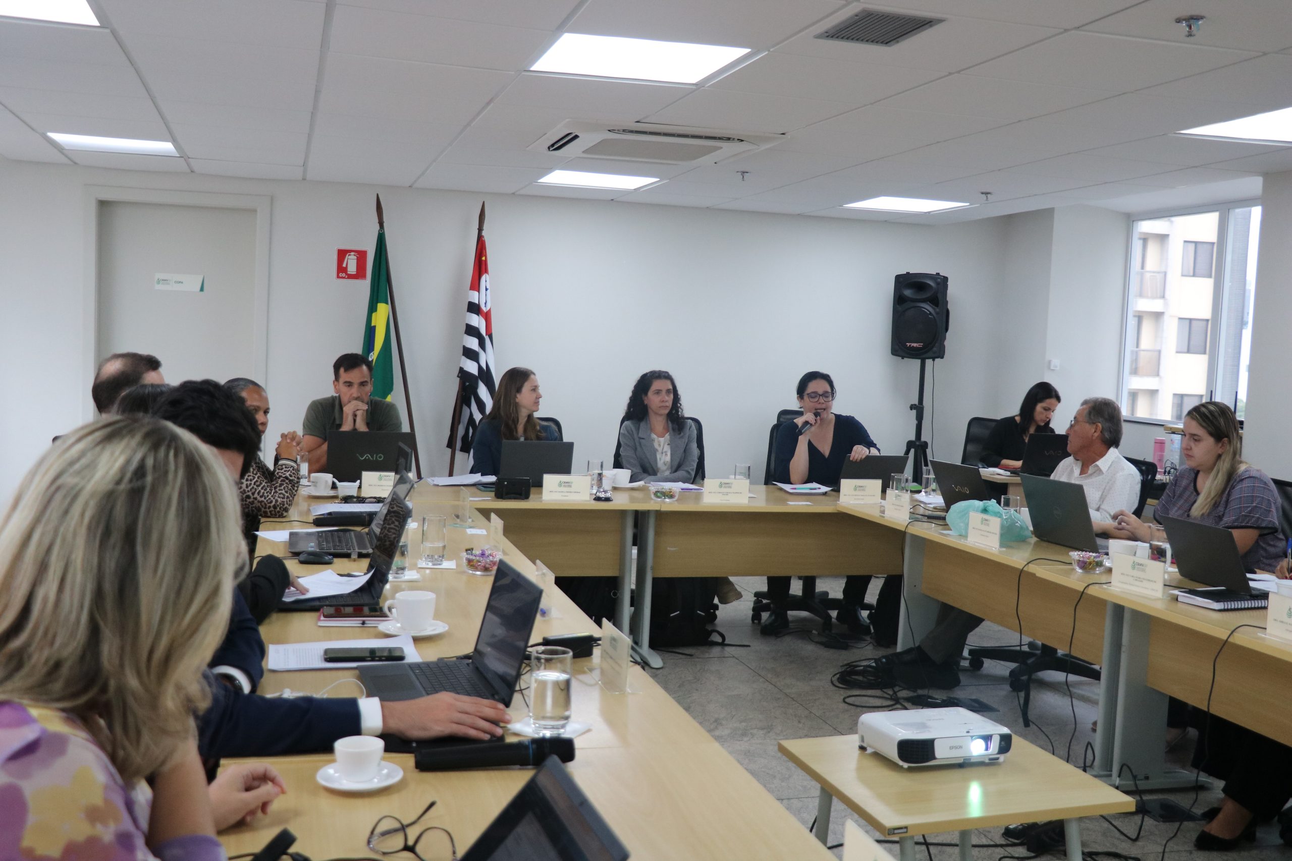 Em destaque, no centro da foto, estão: o tesoureiro do CRMV-SP, Rodrigo Soares Mainardi; a presidente do CRMV-SP, Daniela Pontes Chiebao; a vice-presidente do CRMV-SP, Carolina Saraiva Filippos de Toledo; e a secretária-geral, Ana Helena Pagotto Stuginski.