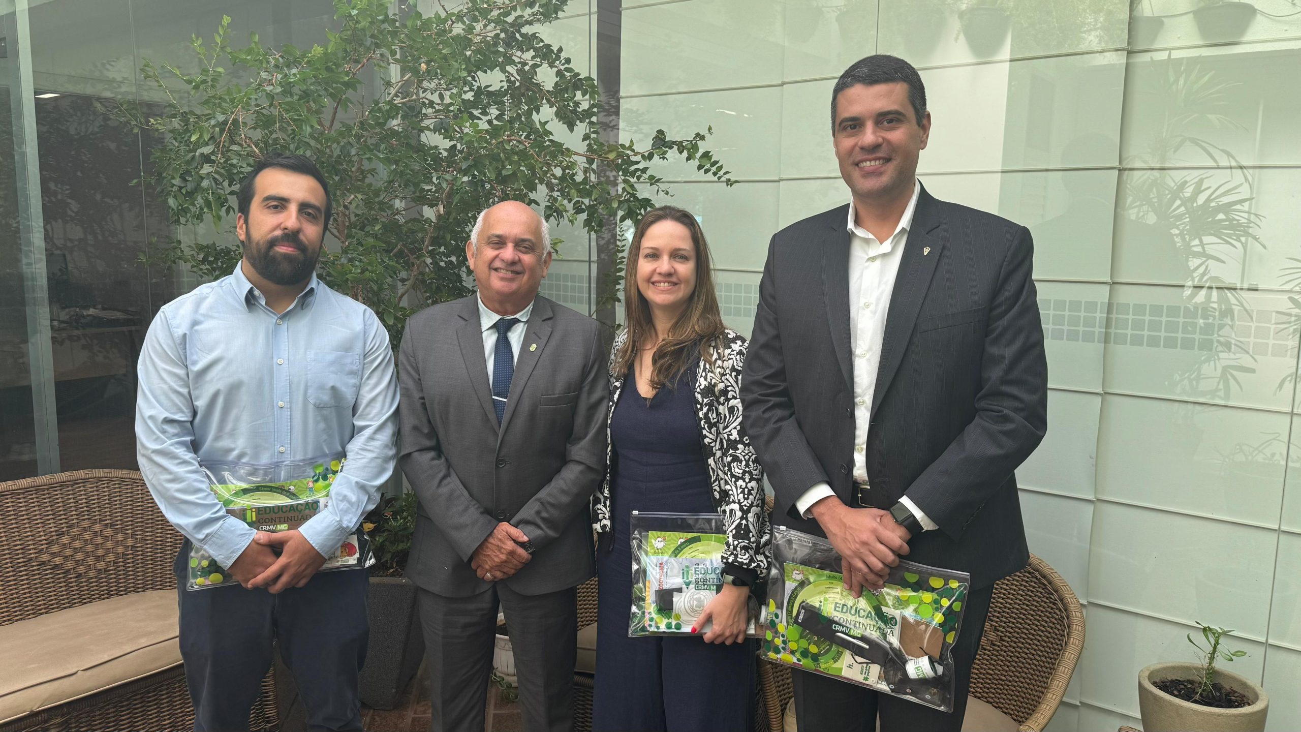 Na foto estão: Richard de Almeida, chefe do setor de Tecnologia da Informação do CRMV-SP; o presidente do CRMV-MG, Afonso Lopes; a presidente do Regional, Daniela Pontes Chiebao; e o diretor técnico do CRMV-SP, Leonardo Burlini.