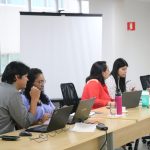 homem e mulheres de frente para o computador