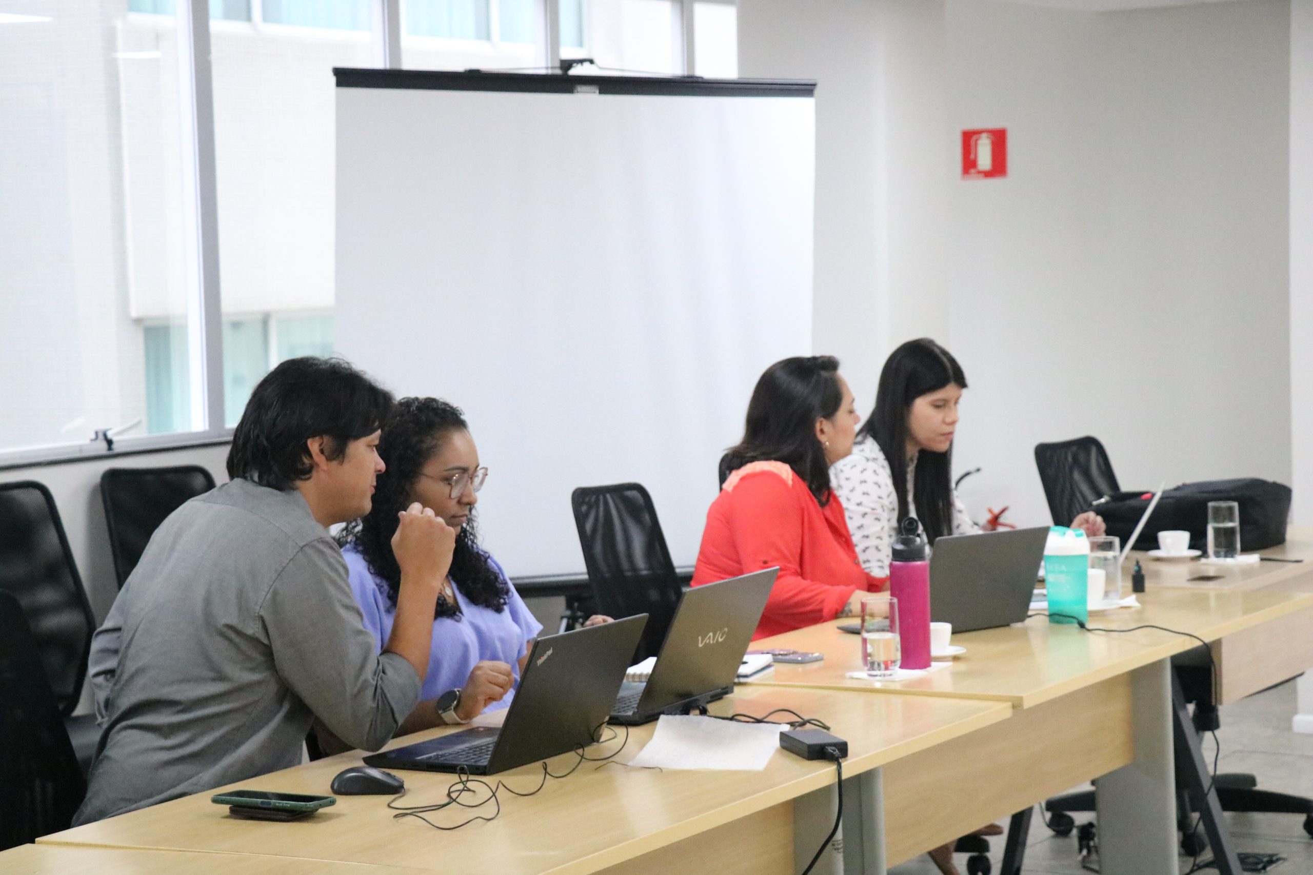 homem e mulheres de frente para o computador