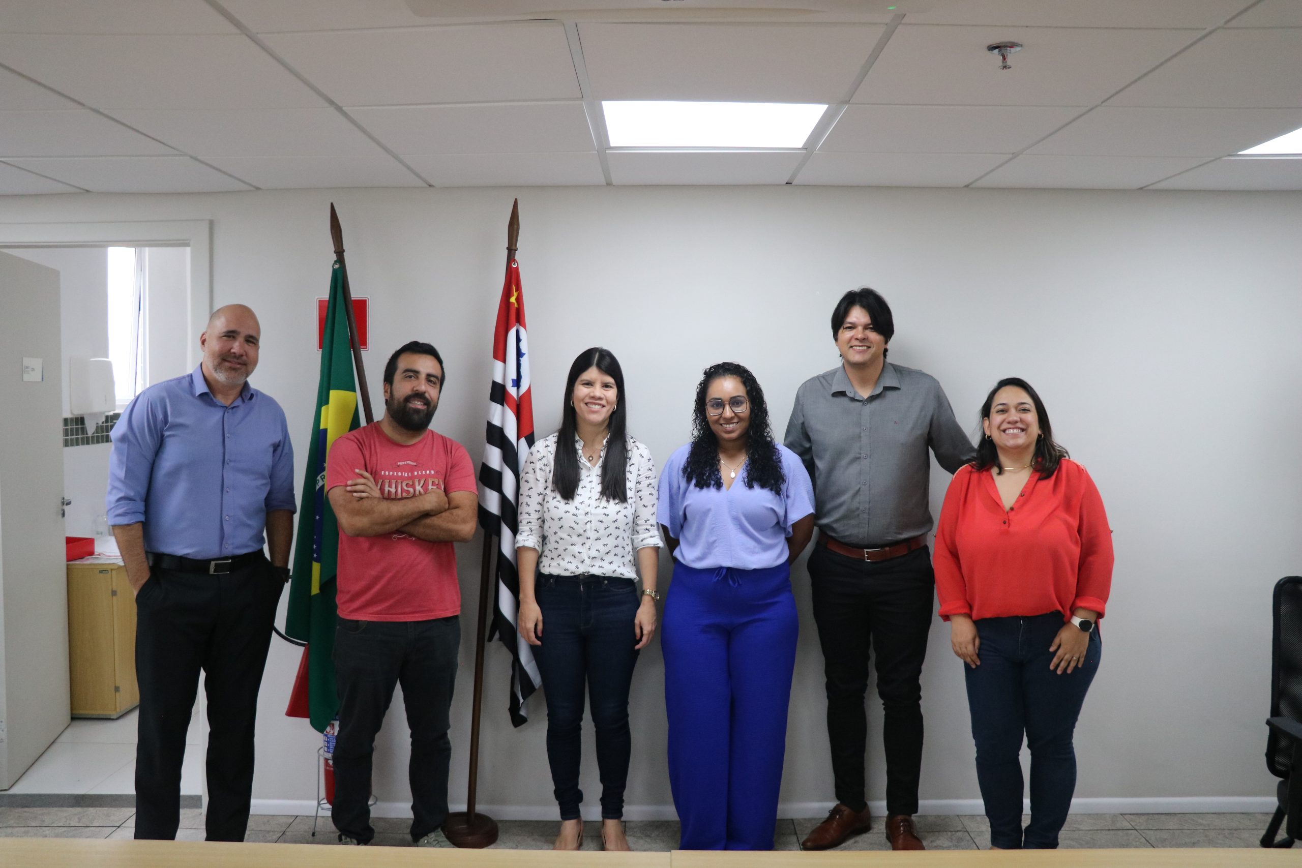 homens e mulheres posando para uma foto