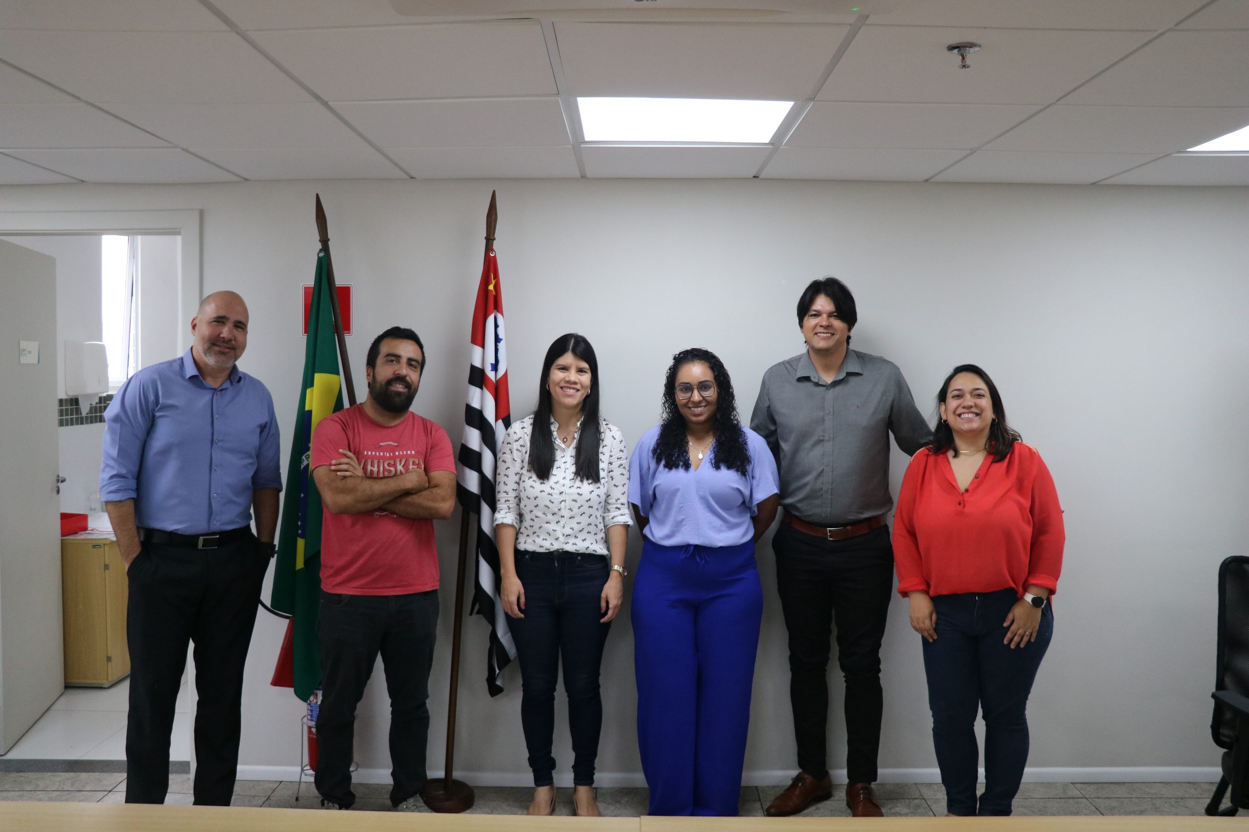 homens e mulheres posando para a foto