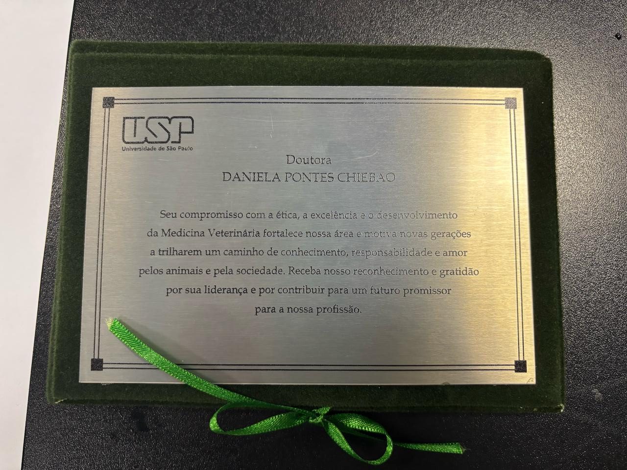 Placa entregue pela usp para Daniela Pontes Chiebao.