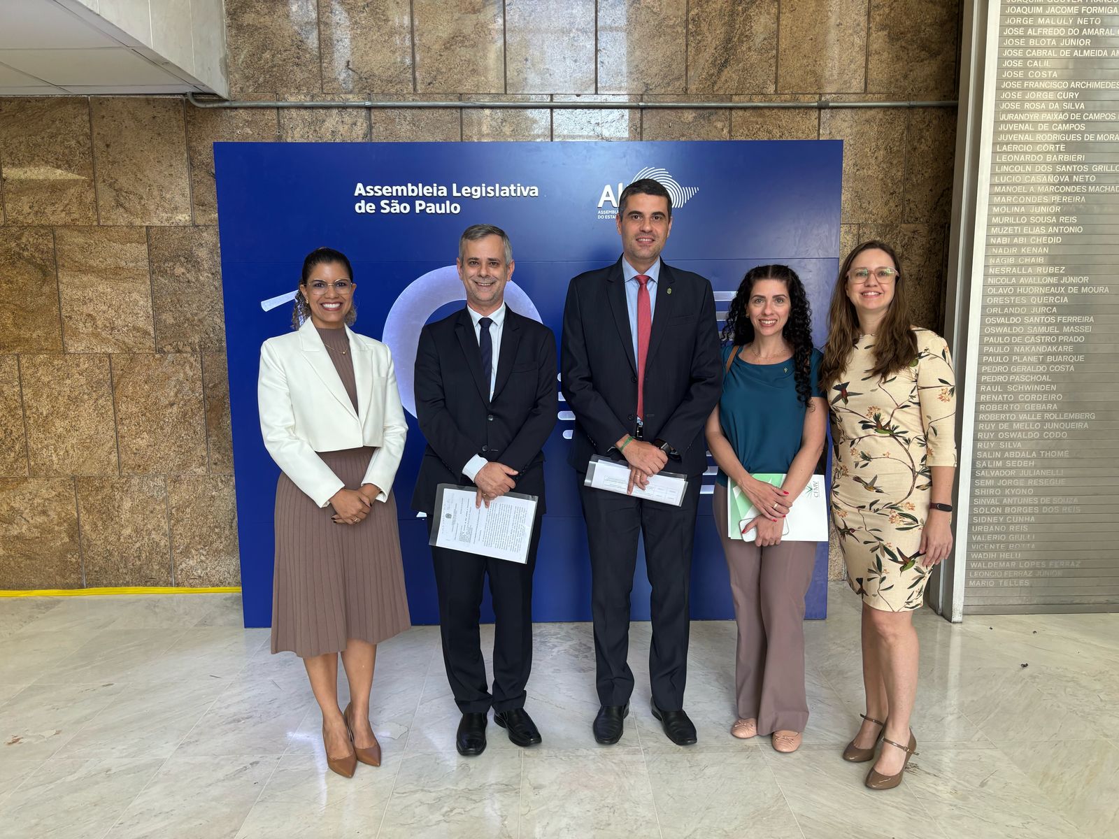 A coordenadora técnica médica-veterinária, Carla Carvalho; o coordenador jurídico, Marcos Antonio Alves; o diretor técnico, Leonardo Burlini; a vice-presidente, Carolina Saraiva Filippos de Toledo; e a presidente, Daniela Pontes Chiebao.