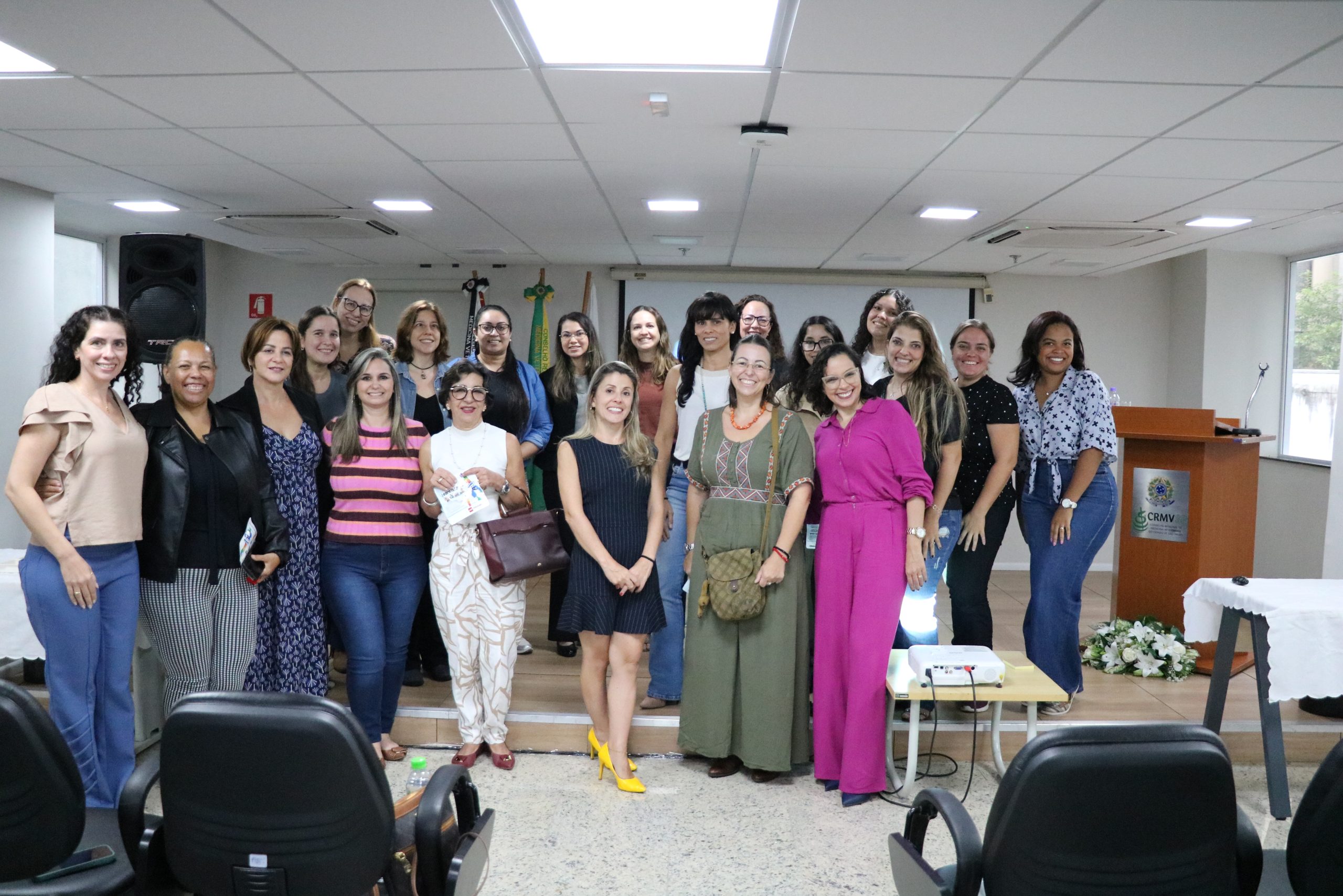 Na foto, à esquerda estão a vice-presidente do Conselho, Carolina Saraiva Fillipos de Toledo e as conselheiras Kátia de Oliveira, Alessandra Marnie Martins Gomes de Castro e Tatiana Lembo. Ao centro, a presidente Daniela Pontes Chiebao.