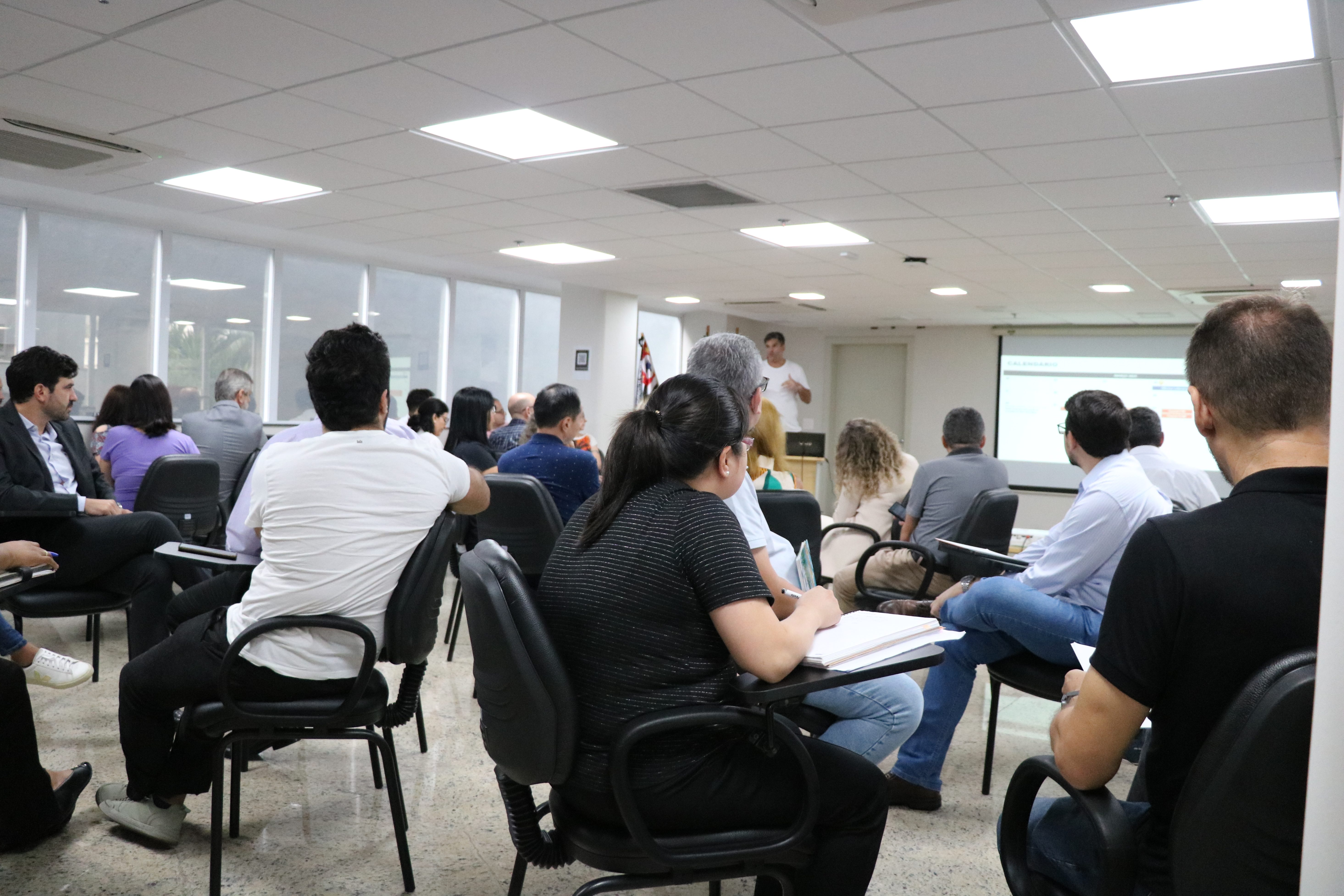 Pessoas prestando atenção a palestra apresentada pelo assessor de planejamento estratégico do CRMV-SP Marçal Chagas.