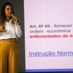 Na foto, a coordenadora técnica médica veterinária, Carla de Carvalho em palestra no cda