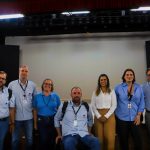 Na foto, de camisa branca, a coordenadora técnica médica-veterinária do CRMV-SP, Carla Carvalho, ao lado de outros palestrantes.