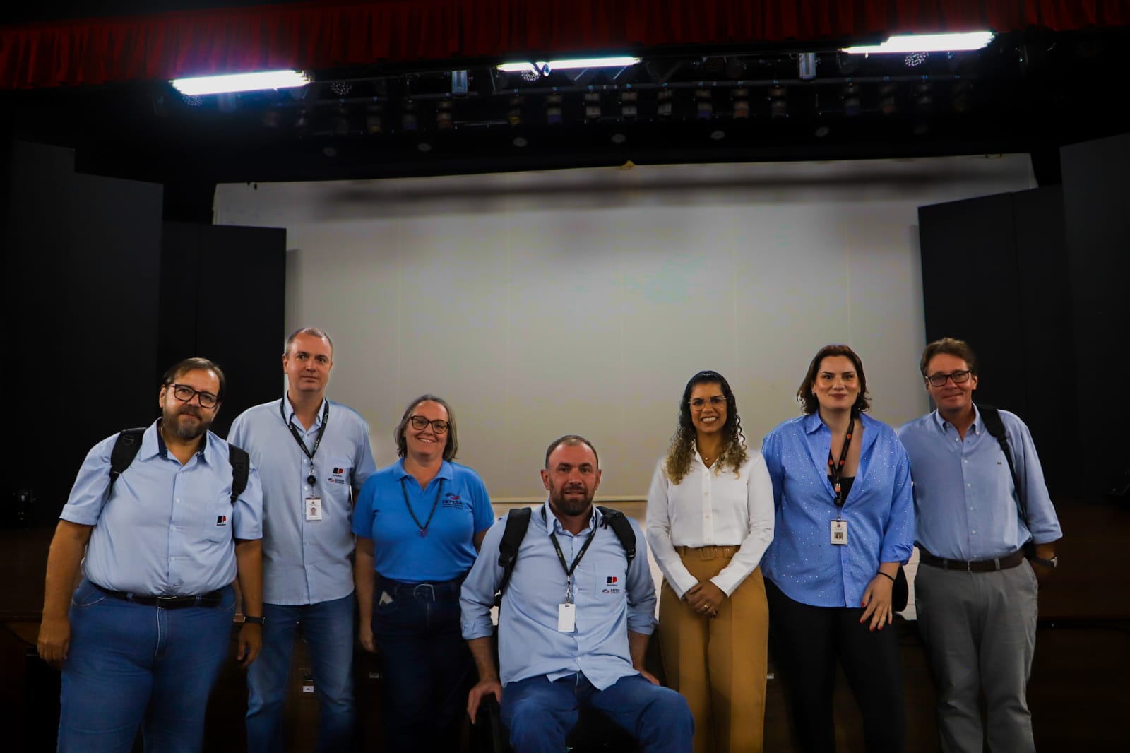 Na foto, de camisa branca, a coordenadora técnica médica-veterinária do CRMV-SP, Carla Carvalho, ao lado de outros palestrantes.
