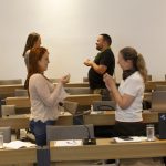 Duas mulheres frente uma a outra realizando uma dinâmica.