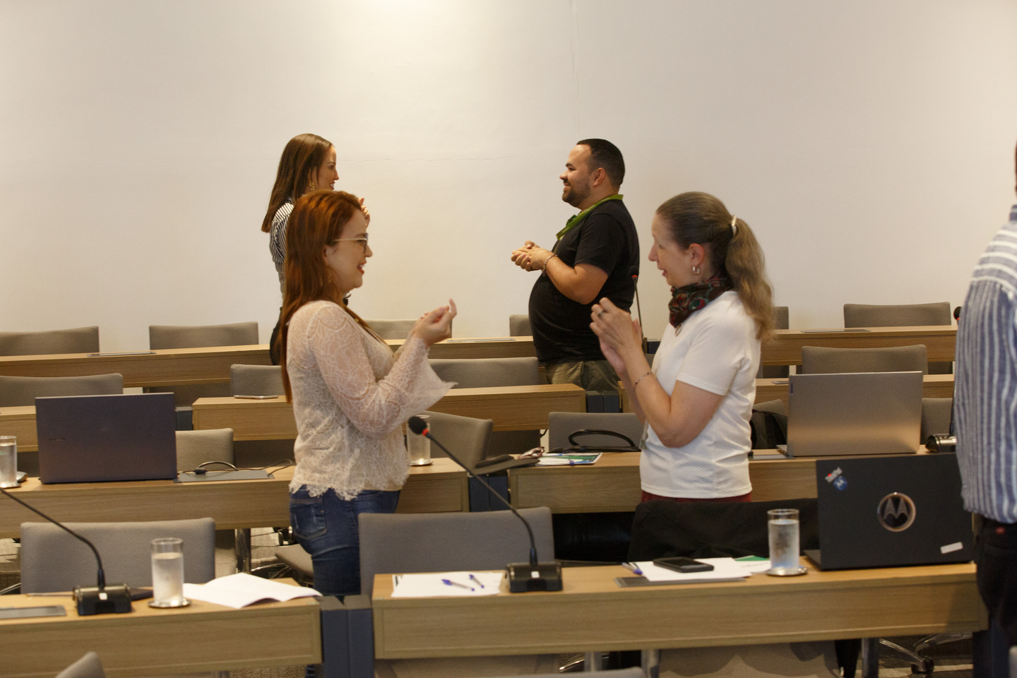 Duas mulheres frente uma a outra realizando uma dinâmica.
