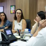 Mulheres discutindo pauta a frente do ministro da saúde, Alexandre Padilha.