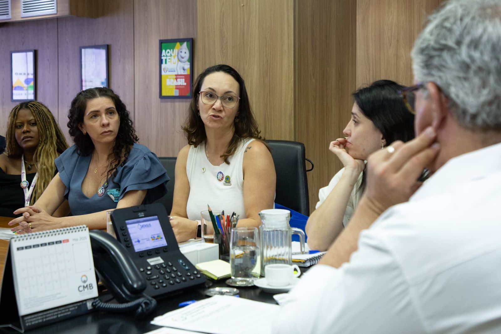 Mulheres discutindo pauta a frente do ministro da saúde, Alexandre Padilha.