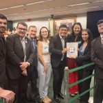 Pessoas em pé reunidas para foto com o deputado Eder Mauro.