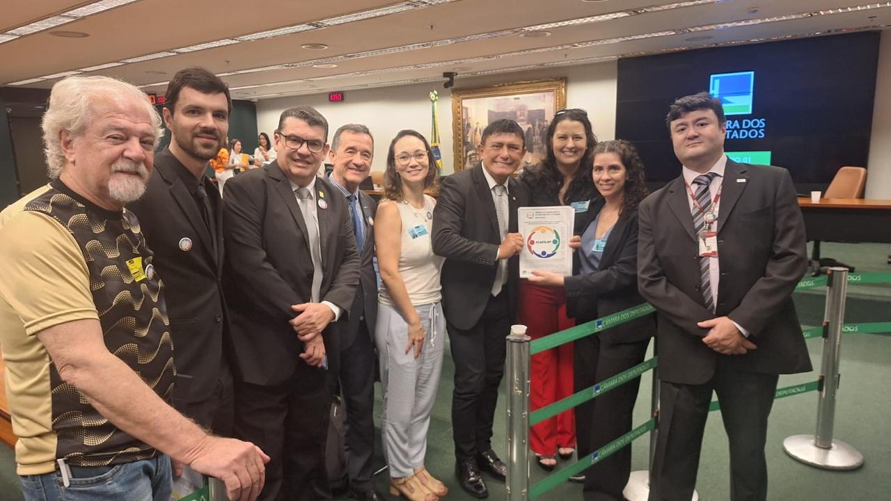Pessoas em pé reunidas para foto com o deputado Eder Mauro.
