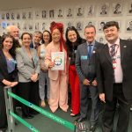 Pessoas em pé, reunidas para foto com deputada federal, Daiana Santos.