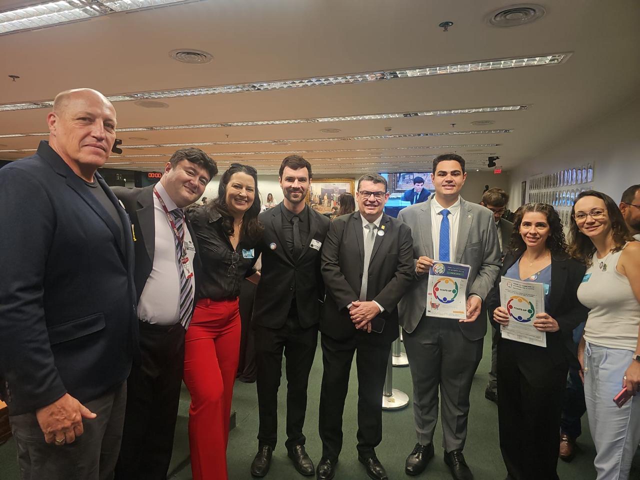Representantes do Fcafs-SP, em pé, pousando para uma foto.