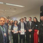 Vice-presidente do CRMV-SP e outros participantes reunidos para foto com o deputado federal, Nikolas Ferreira.