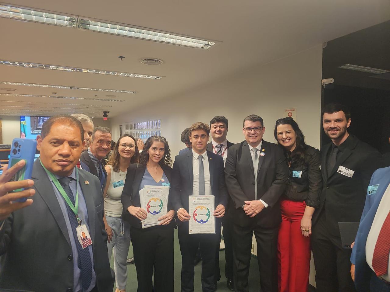 Vice-presidente do CRMV-SP e outros participantes reunidos para foto com o deputado federal, Nikolas Ferreira.