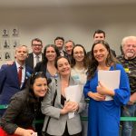 Pessoas em pé reunidas para uma foto.