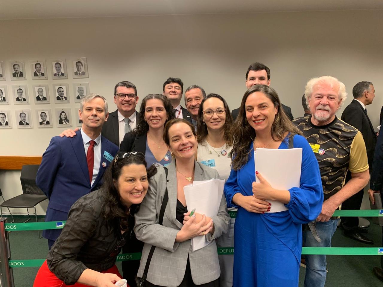 Pessoas em pé reunidas para uma foto.