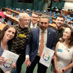 Pessoas em pé reunidas para foto com deputado federal.