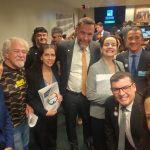 Integrantes do CRMV-SP e Fcafs-SP posando para foto com o deputado federal Fernando Marangoni.