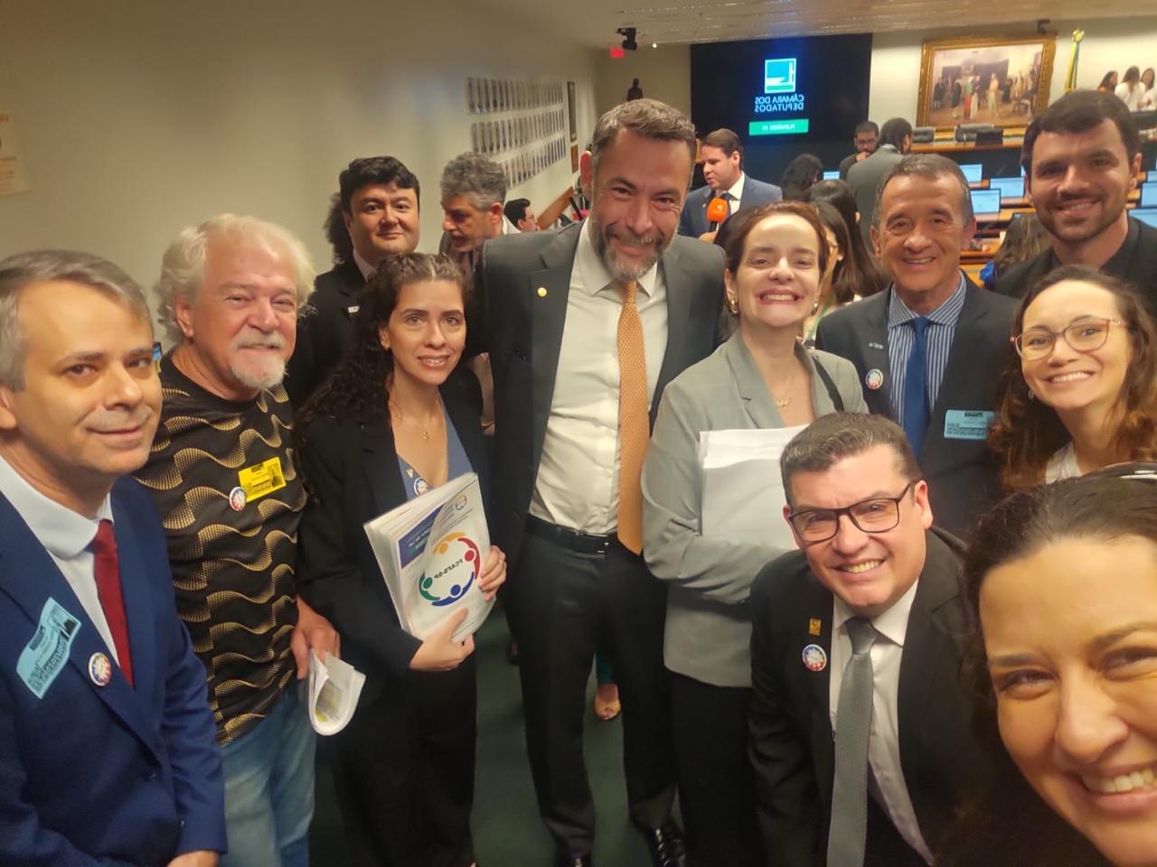 Integrantes do CRMV-SP e Fcafs-SP posando para foto com o deputado federal Fernando Marangoni.