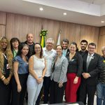 Pessoas em pé, lado a lado, reunidas para foto com o ministro da saúde, Alexandre Padilha.