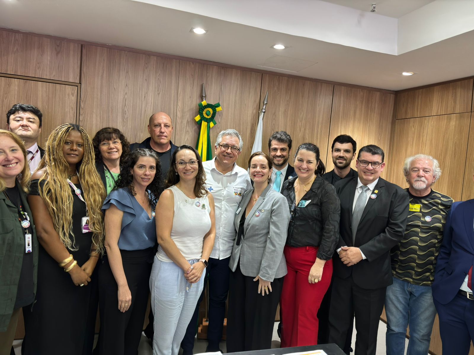 Pessoas em pé, lado a lado, reunidas para foto com o ministro da saúde, Alexandre Padilha.