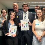 Pessoas em pé reunidas para foto com o deputado federal, Marreca Filho.