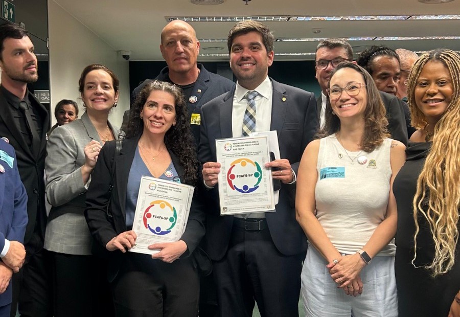 Pessoas em pé reunidas para foto com o deputado federal, Marreca Filho.